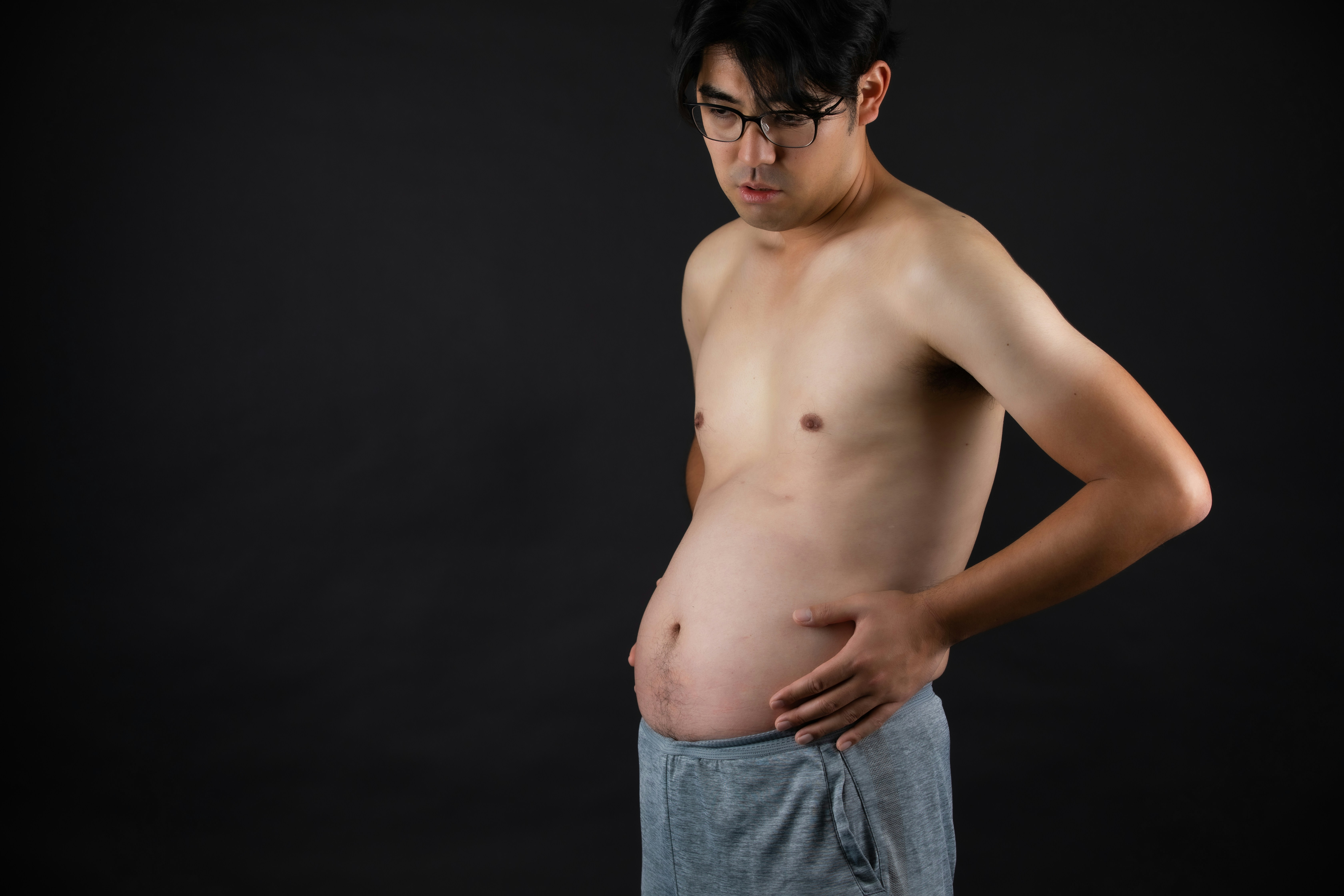 Hombre con hinchazón abdominal